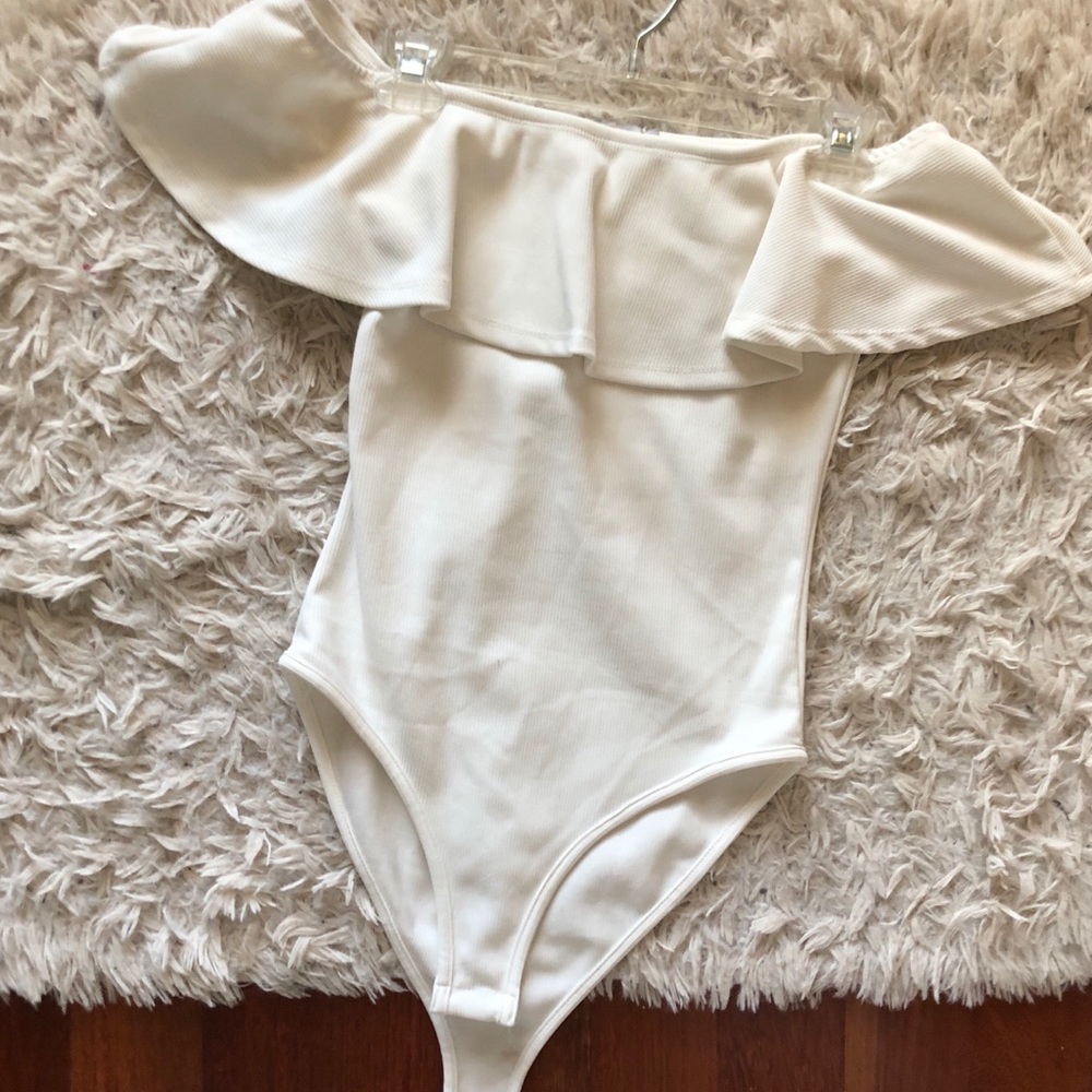 TEMT: White off shoulder bodysuit